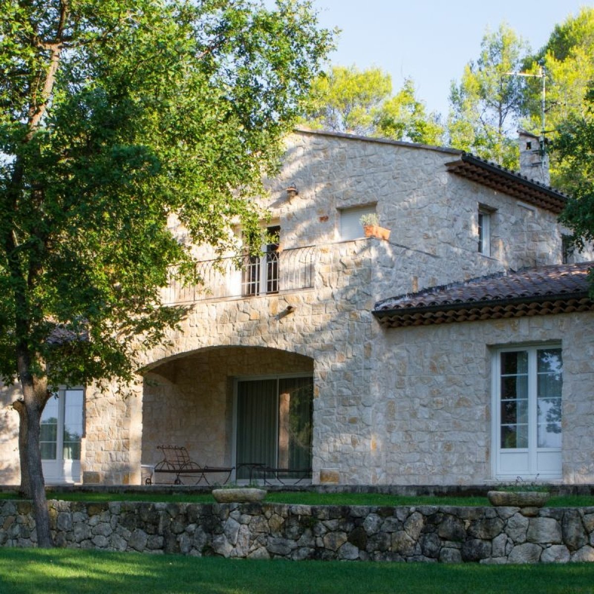 Photo d'une façade de maison chaleureuse avec de la pierre de parement naturelle ocre