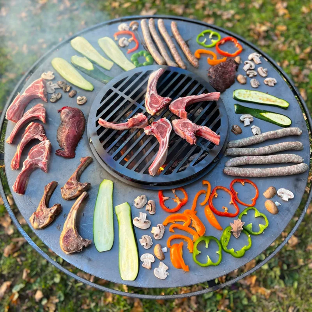 brasero plancha argentin avec des légumes et de la viande qui grillent