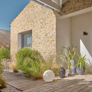 Façade extérieure d'une maison en pierre de parement meulière