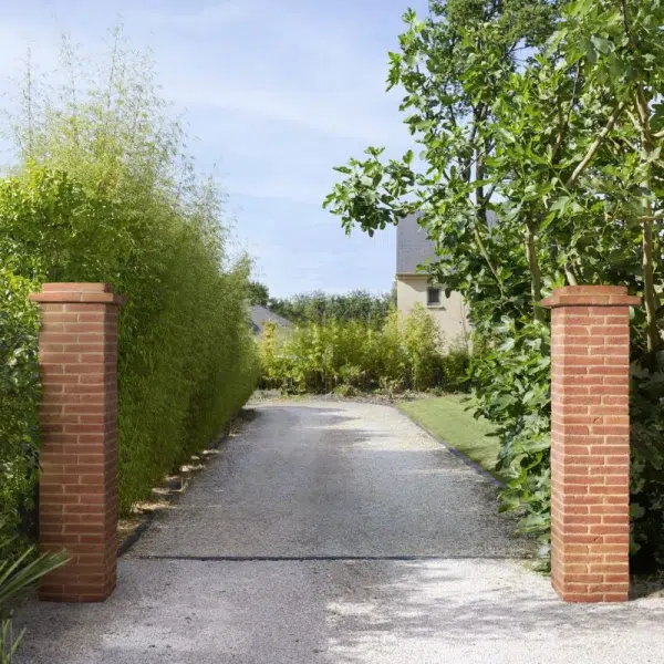 pilier-brique-ton-rouge (2) piliers brique ton rouge dans une allée de garage