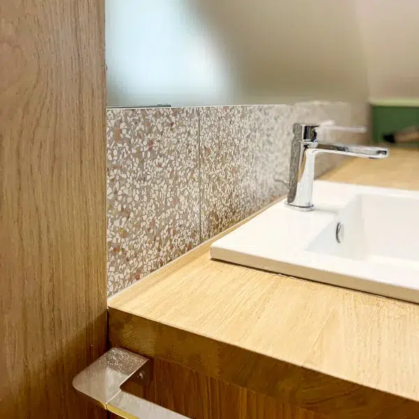 carrelage terrazzo naples derrière le lavabo