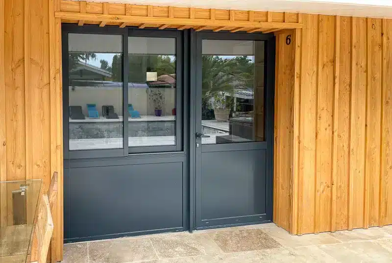 porte en aluminium anthracite avec mur bardage bois