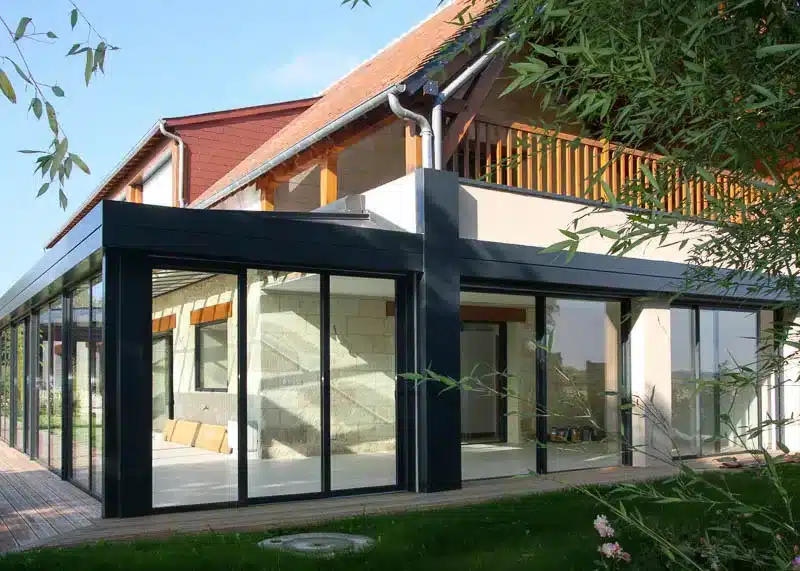veranda pergola aluminium carrée avec grandes baies vitrées
