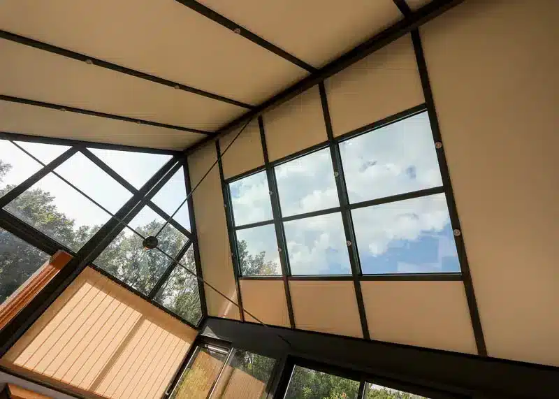 toit d'une veranda aluminium vue de l'intérieur