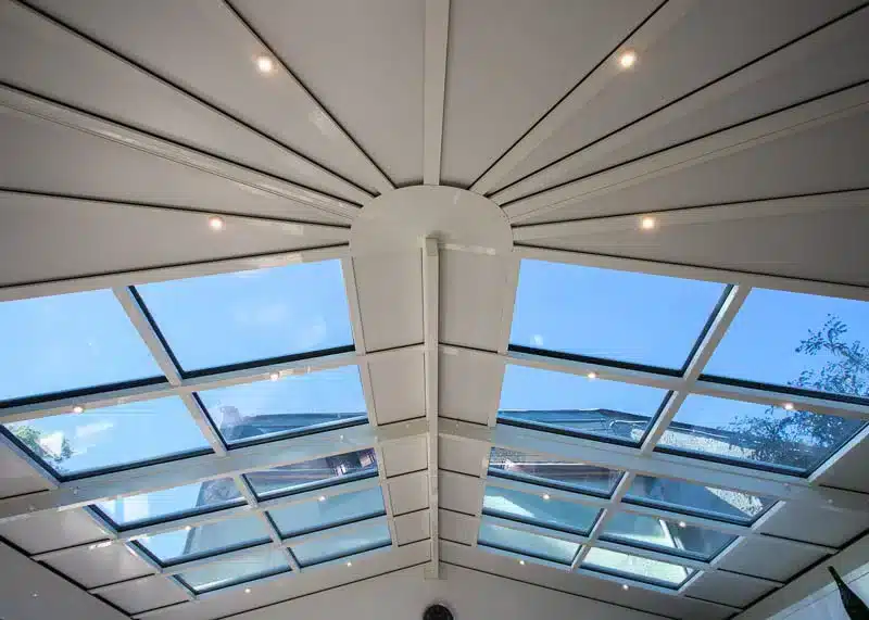 toit d'une veranda pergola aluminium vue de l'intérieur
