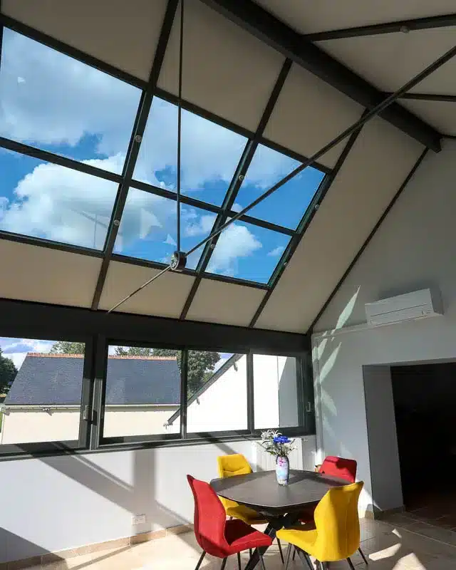 veranda pergola aluminium vue de l'intérieur avec grande baies vitrées