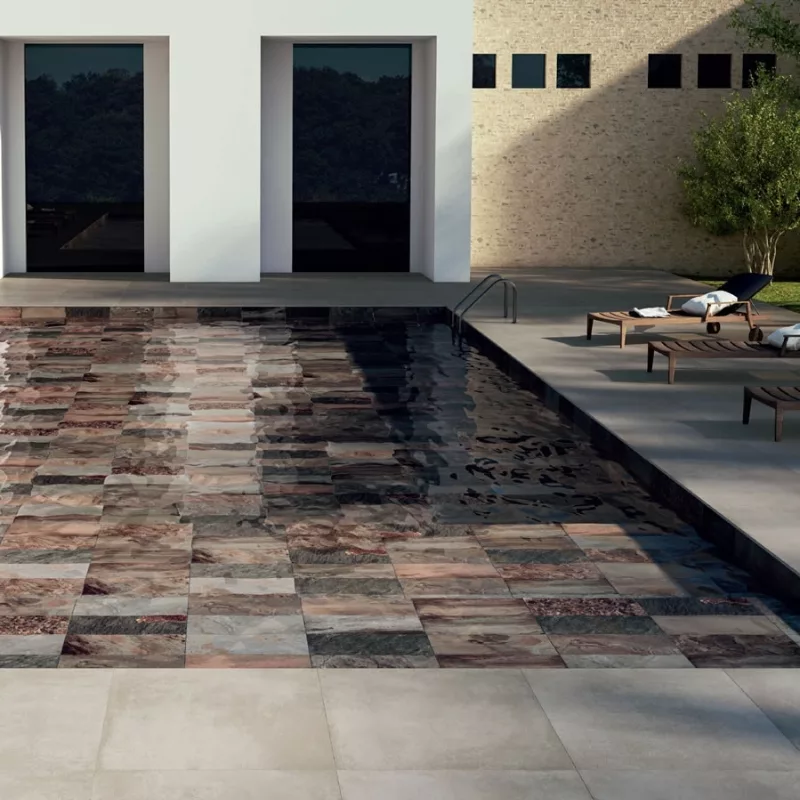 carrelage effet pierre de bali dans le fond d'une piscine