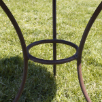 Petite table de jardin en fer ronde vu de près