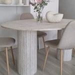 table à manger en pierre avec 3 chaise en bois et tissu