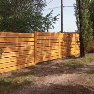 clôtures en bois long d'un jardin