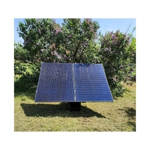 Panneaux solaires sur socle dans un jardin