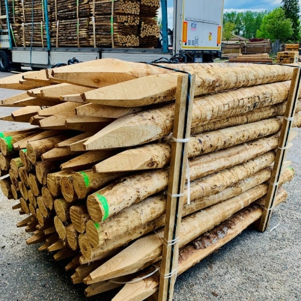 Piquets de clôtures en bois de châtaignier sciés et écorcés