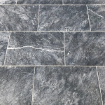 Dallage en pierre bleue. Dallage tradition. Finiton sablée brossée