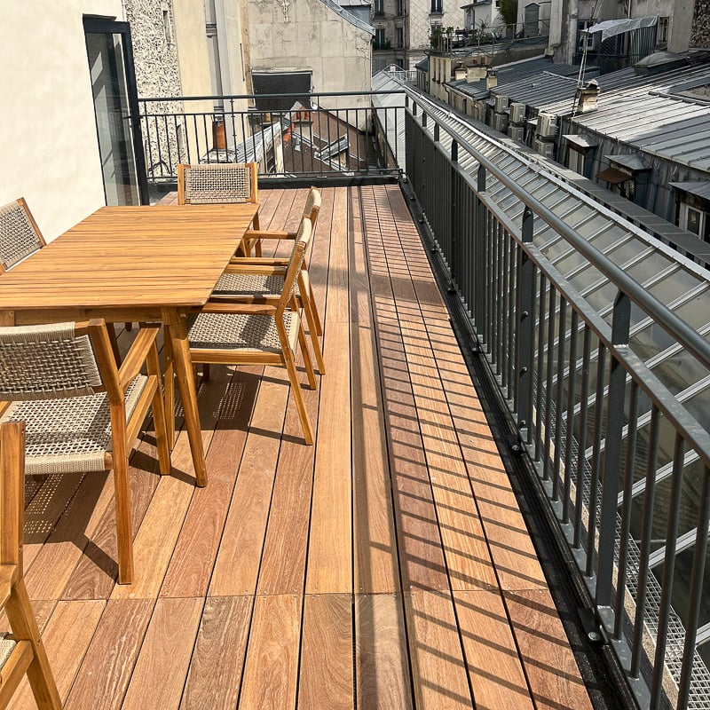 Lames de terrasse en bois pour un balcon parisien Camaru