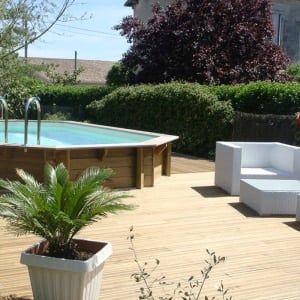 Lame de terrasse en pin Alluré dans un jardin avec piscine