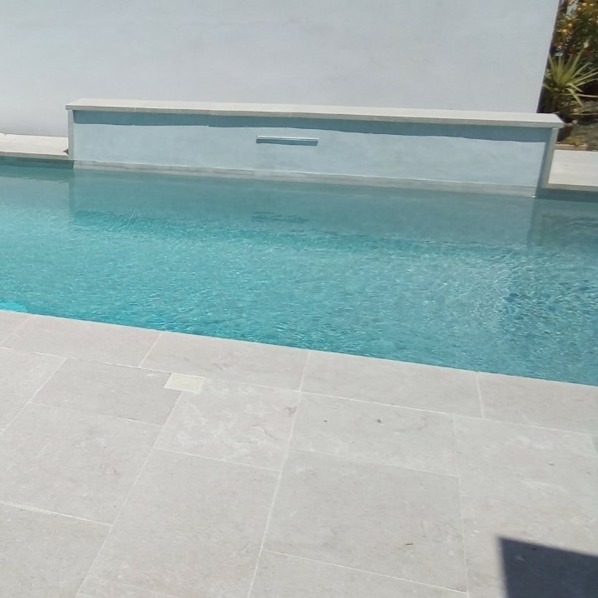piscine avec tour en pierre calcaire blanche