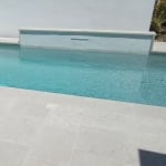 piscine avec tour en pierre calcaire blanche