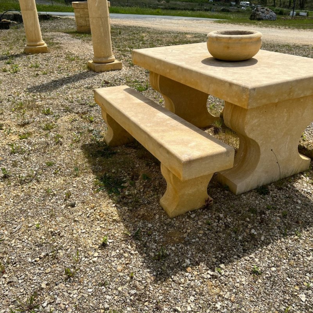 table et banc de jardin en pierre