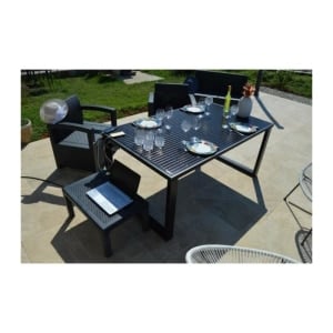 table solaire d'extérieure noire qui sert de salle à manger
