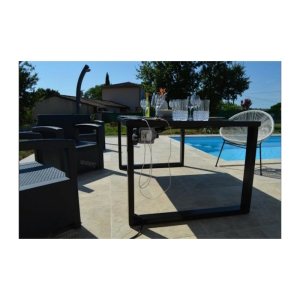 table solaire d'extérieure noire autour d'une piscine
