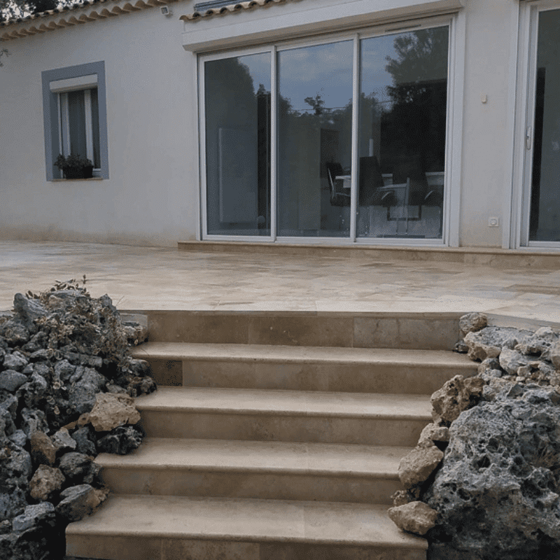 Terrasse en carrelage en pierre naturelle de travertin