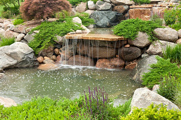 Jolie cascade conçue dans un jardin