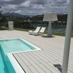 lames de terrasse composite blanchie autour d'une piscine