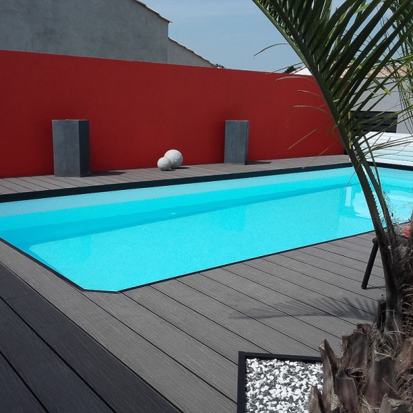 lames de terrasse composite utilisées pour le contour d'une piscine