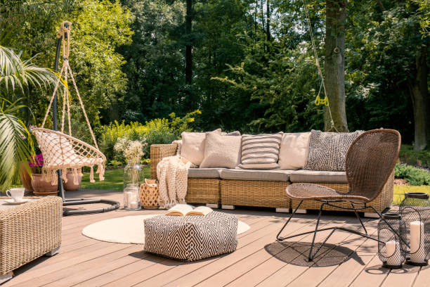 Terrasse en bois avec mobilier en rotin synthétique