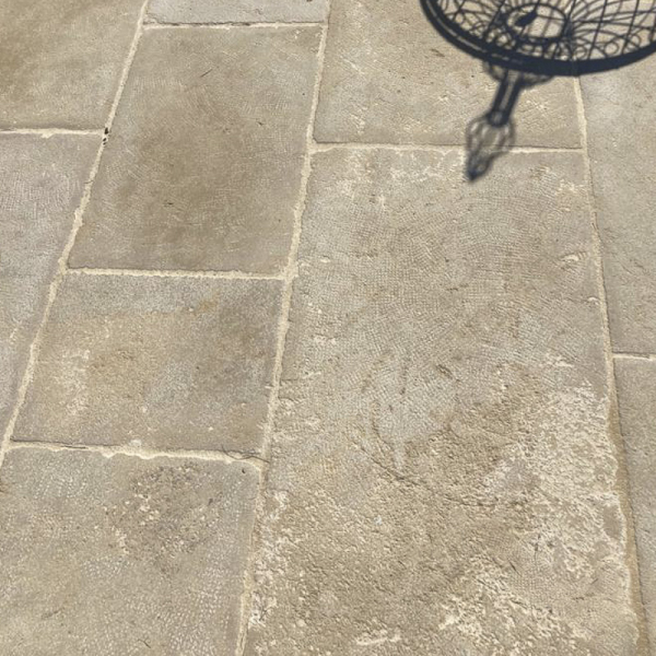 Dallage pierre naturelle Castel Dallage pierre naturelle beige Castel vue de haut