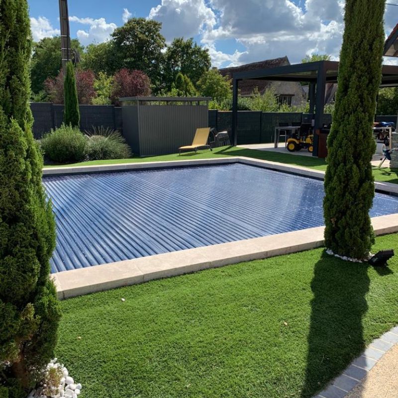 gazon synthétique naturel posé en bordure de piscine