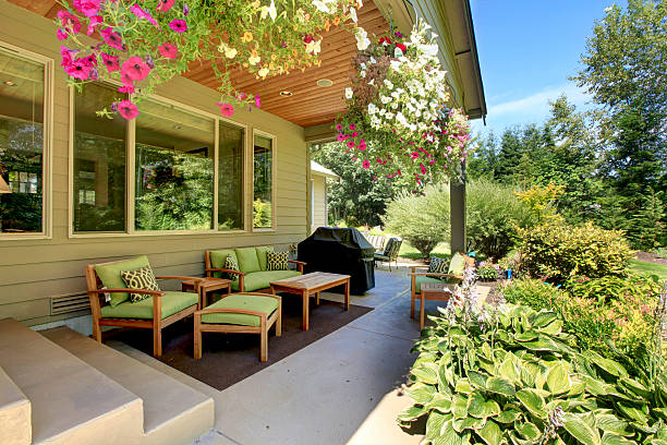 Terrasse abritée confortable et accueillante avec un mobilier en bois