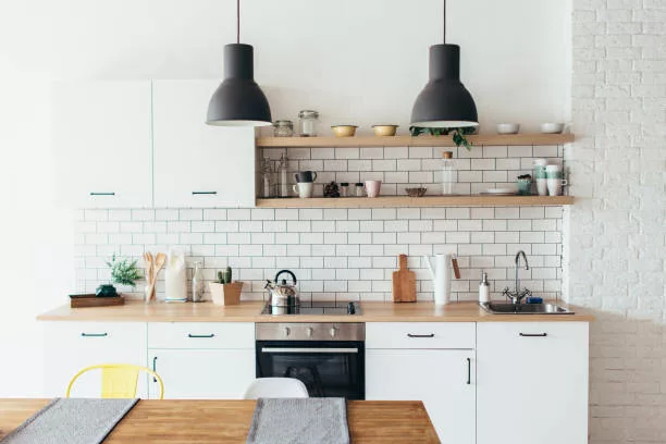 credence en brique blanche dans une cuisine en bois blanche