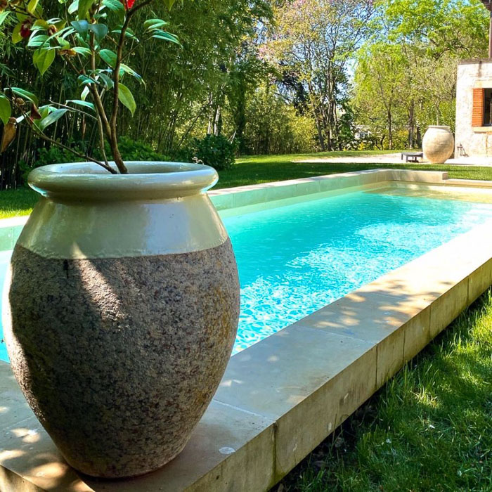 Jarre Diogène patine classique devant une piscine