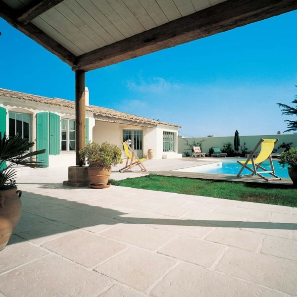 Magnifique maison, jardin et piscine avec une pose de dallage en pierre bastide