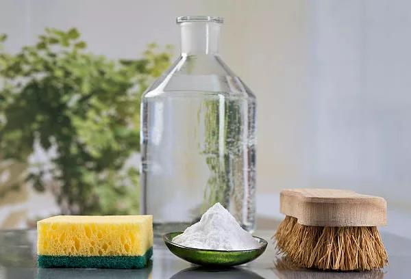 nettoyants naturels brosse a poils, avec du bicarbonate de soude en poudre et du vinaigre, pour nettoyer un mur en parement pierre
