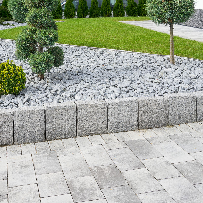 pavé blanc dans un jardin