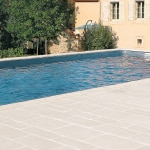 Maison provençale, jardin et piscine avec une pose de dallage en pierre monastère