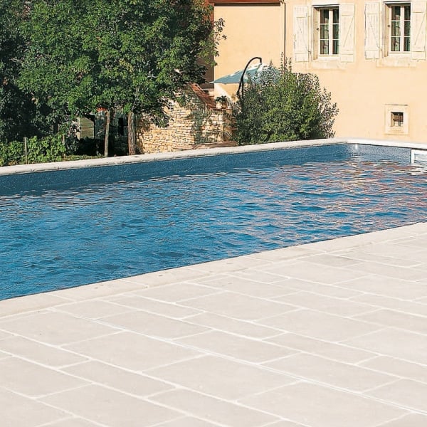 Maison provençale, jardin et piscine avec une pose de dallage en pierre monastère