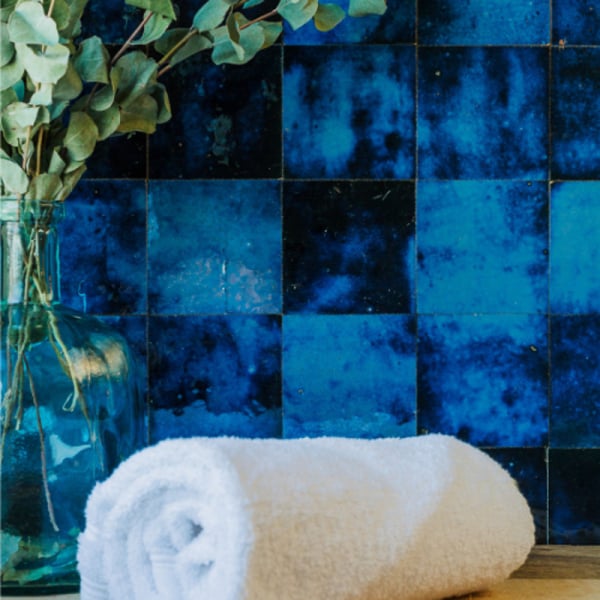 Zellige bleu magique posé en salle de bain