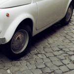 voiture sur pavés de rue carrossables