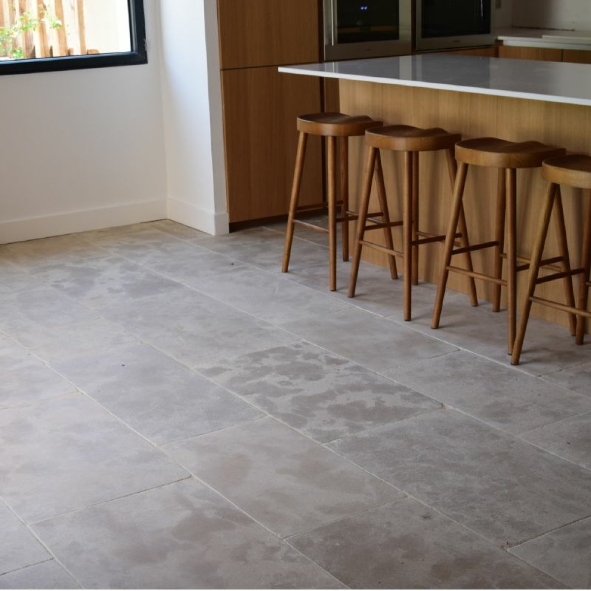 Dallage Atlas beige vieillie LL 40/50 épaisseur 1,5 cm vue dans cuisine