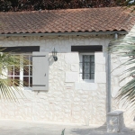 chaînage d'angle Stehelin blanche sur façade de maison provençale