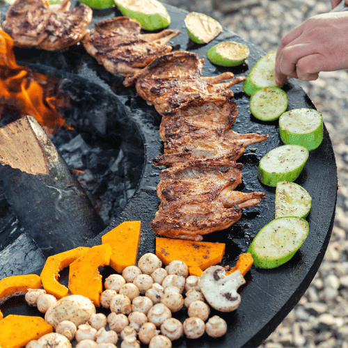 Grillades sur plancha brasero dans jardin