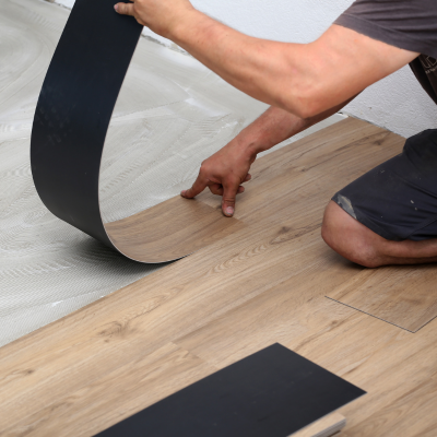 Astuce rénovation : pose d'une lame PVC clipsable sur du lino