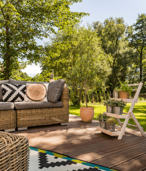 terrasse en bois pour poser un brasero avec salon de jardin