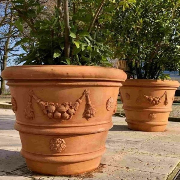 Pot d'extérieur festonné avec rosaces (Dimensions: 66 cm x 51 cm)