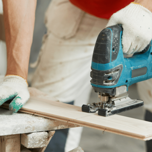 coupe parquet contrecollé avec scie sauteuse