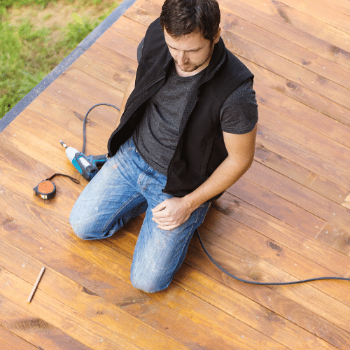 Homme pose terrasse en bois