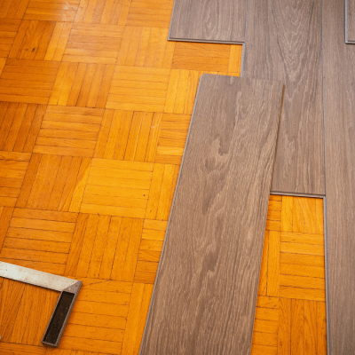 pose lame pvc clipsable sur du parquet